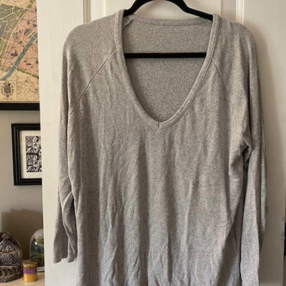 BRANDY MELVILLE GREY SWEATER